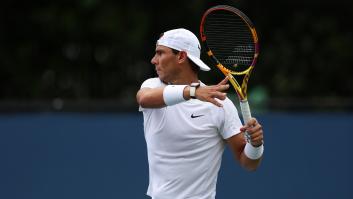 Rafa Nadal parece que va a romper una raqueta, se frena y hace un gesto que deja claro cómo es