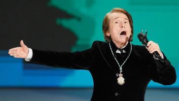 Raphael consigue hacer la versión más criticada del himno de Andalucía