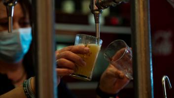 La reacción de un cliente al ver que los camareros llevaban mascarilla verde y con bandera genera debate