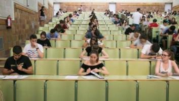 Miles de estudiantes en situación límite por el retraso en el cobro de su beca