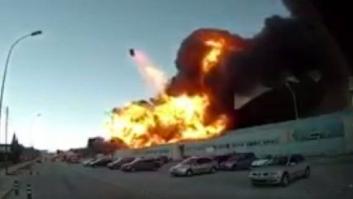 Así se libraron los bomberos del impacto de un depósito en el incendio de Paterna