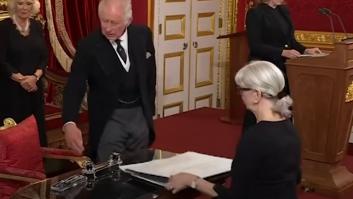 El detalle del polémico gesto de Carlos III en el que muchos se han fijado: sucede tras él