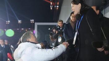 Un gesto histórico: la hermana de Kim Jong Un y el presidente surcoreano se dan la mano