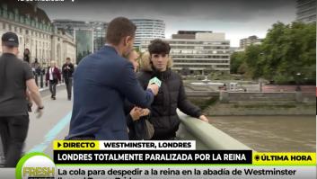 Entrevistan a unos españoles en Londres por Isabel II y lo que dicen hace las maravillas de Twitter