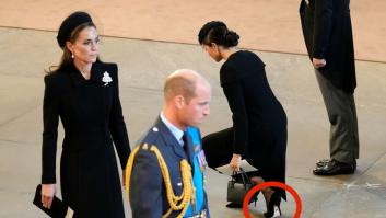 Lo que se ve en la suela del zapato de Meghan Markle da lugar a todo tipo de teorías locas