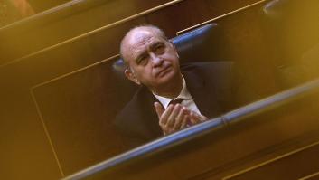 La Policía pide al juez permiso para buscar los mensajes que Fernández Díaz borró de su móvil