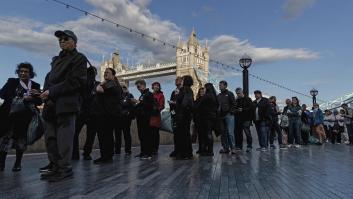 Las pulseras usadas de la cola para la capilla ardiente de Isabel II se venden por miles de libras en Internet
