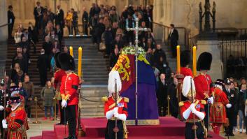 Detenido un hombre por saltarse el cordón de seguridad para tocar el féretro de Isabel II