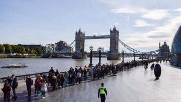 Cierran la cola para entrar en la capilla ardiente de la reina Isabel II