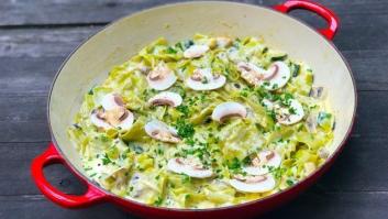 Pappardelle de espinacas con crema de hongos, trufa, calabacín, champiñones y burrata