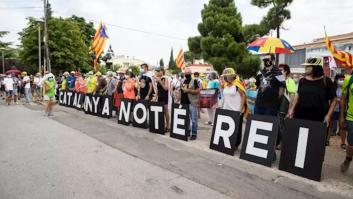 Los Mossos detienen a un manifestante en las protestas contra el rey en Poblet