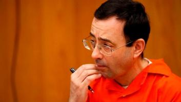 El padre de dos víctimas de Larry Nassar intenta agredirlo durante un juicio por abuso sexual