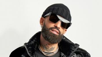 El reguetonero Arcángel pide perdón (obligado) por su comentario machista, pero queda peor