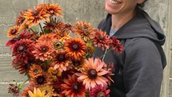 Una granja de flores en lo alto de la azotea de una gran ciudad