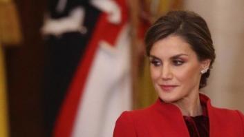 Letizia recicla un conjunto rojo de Felipe Varela para la entrega del Toisón de Oro