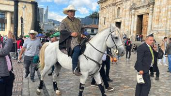 Un senador entra a caballo en el Congreso de Colombia porque "es mi mascota"