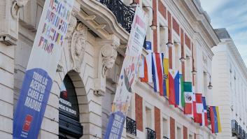 El Gobierno de Ayuso instala 22 banderas en la fachada de su sede y todos le recuerdan lo mismo