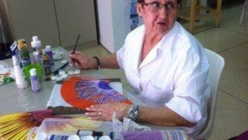 Josefa, 75 años y alumna de la universidad popular: "Me mantiene ocupada y con la cabeza activa"