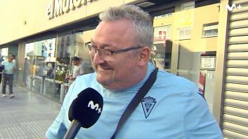 Un aficionado del Cádiz hace un comentario a un reportero que es carne de meme