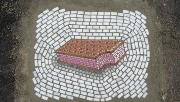 Helados para tapar socavones: el artista Jim Bachor arregla así las calles de Chicago