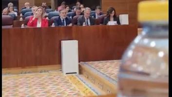 Un diputado graba la reacción del vicepresidente de Ayuso cuando piden su dimisión... y tela