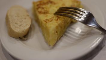 Una usuaria comparte una foto de su ¿tortilla de patatas? y en Twitter se arma la mundial