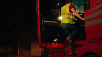 Multan a un camionero con 240 euros por rascarse la espalda con un tenedor y todos se fijan en el mismo detalle