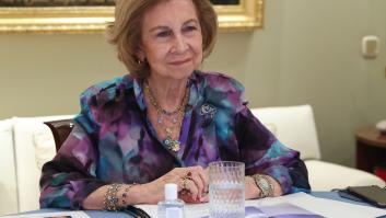 La reina Sofía se llena de amuletos tras su vacunación: sacamos la lupa