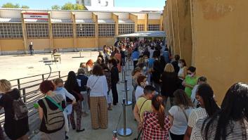 Educación suspende las pruebas de coronavirus a los profesores en Madrid tras generar caos y colas