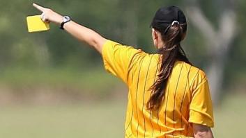 Una árbitra denuncia su despido por llevar a su hijo a los partidos