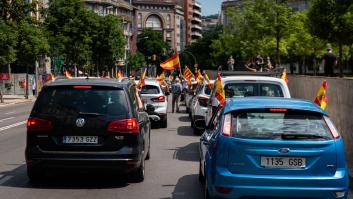 Lo encontrado en las matrículas de dos coches es ya un fenómeno en Twitter: 31.000 'me gusta'