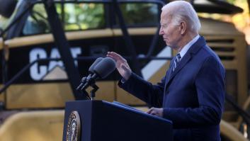 Lo que hace Biden al terminar su discurso llama (mucho) la atención de expertas en protocolo
