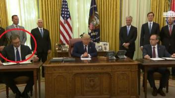 La reacción del presidente de Serbia cuando Donald Trump le dice lo que acaba de firmar