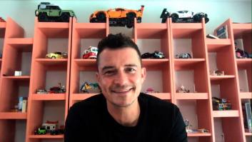 El actor Orlando Bloom desconcierta con sus cánticos budistas y sus "polvos verdes"