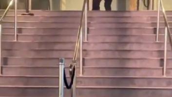 Consigue engañar a los porteros y acceder gratis a una fiesta gracias a su disfraz que... tela