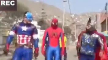 Lo que hacen estos policías deja atónito a Twitter: los comentarios se cuentan por miles