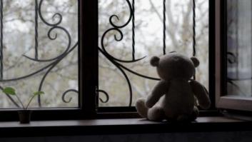 Juzgan a una madre por obligar a su hija a comer heces