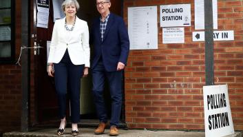 Theresa May trata de calmar a los suyos tras publicarse que contempla adelantar las elecciones por el 'brexit'