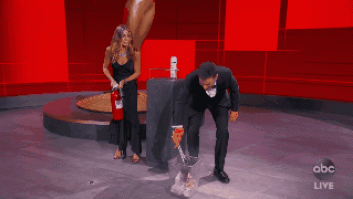 Una broma sale mal en los Emmy y Jennifer Aniston se convierte en todo un 'meme' por salvarla