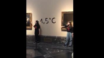 Dos activistas se pegan a los marcos de los cuadros de 'Las Majas' de Goya en el Museo del Prado