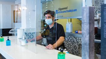 Madrid exige que los comercios ofrezcan gel, pero el 83% de sus estaciones de metro no lo tienen