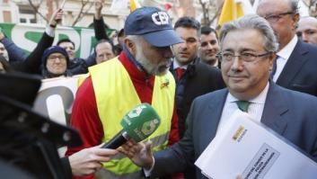 Interior ofrece a policías y guardias civiles una equiparación "total" de 1.500 millones en tres años