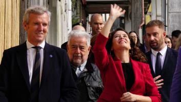 Un señora pide una foto a Ayuso en Galicia y lo que pasa entonces tiene mucha tela