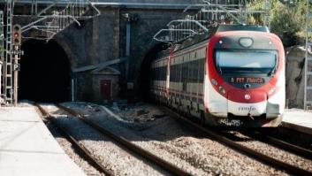 Los pasajeros de un tren de Renfe empiezan a escuchar todo esto por los altavoces