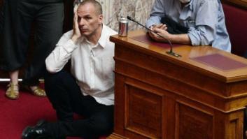 Una imagen vale más que 1.000 palabras: Varufakis escuchando a Tsipras (FOTOS)