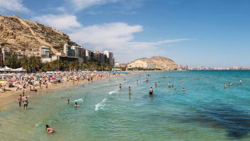 Lo que hacen unas turistas extranjeras en Alicante alerta a los expertos: mejor no seguir su ejemplo