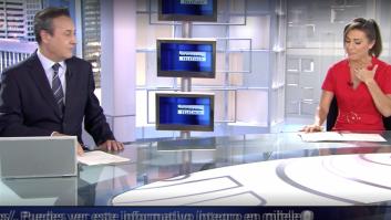 El mal rato de Ángeles Blanco ('Informativos Telecinco') tras sufrir este incidente en directo