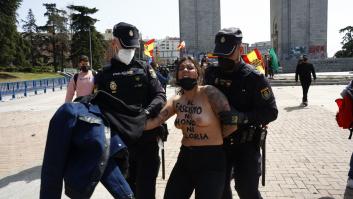 Femen despliega una pancarta ante la sede de Vox