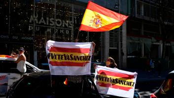 Lo que se ha escuchado en las puertas del Palacio Real: "Asesinos", "viva el rey", "Sánchez dimisión"