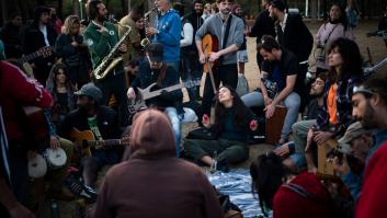 Las imágenes de un parque de Barcelona como si no hubiera 75.000 muertos por covid en España
